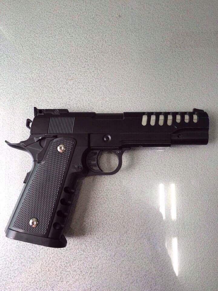 TP.HCM: Lấy súng của ông nội khoe với bạn ở quán trà sữa, nam sinh 12 tuổi bị thương