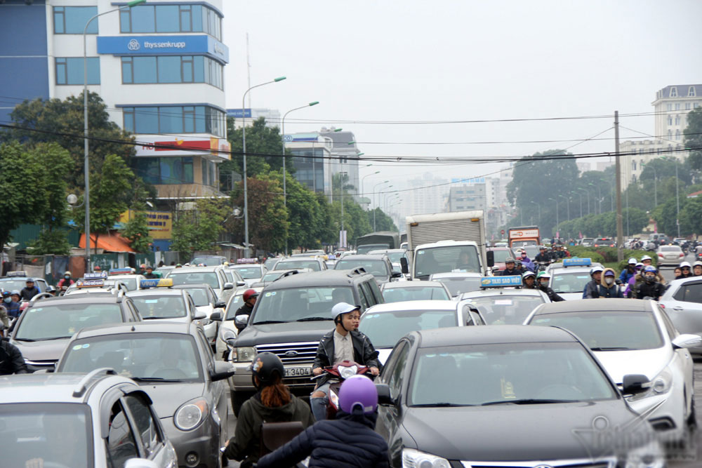 Đường Hà Nội tắc nghẹt xuyên trưa trong giá rét