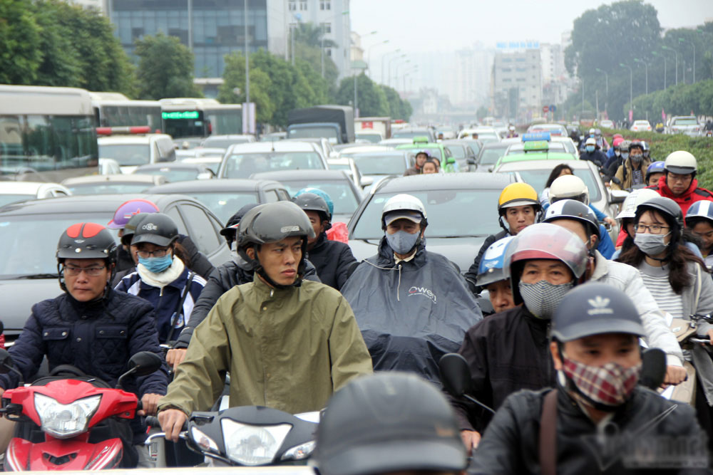 Đường Hà Nội tắc nghẹt xuyên trưa trong giá rét
