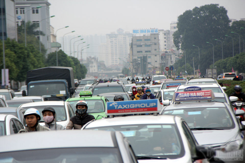Đường Hà Nội tắc nghẹt xuyên trưa trong giá rét