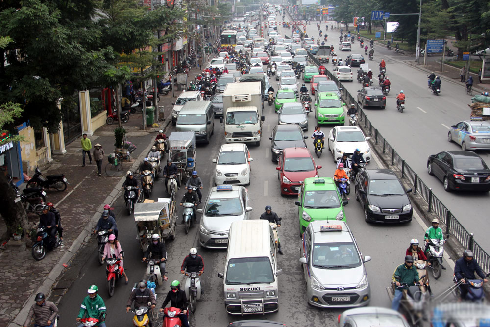 Đường Hà Nội tắc nghẹt xuyên trưa trong giá rét
