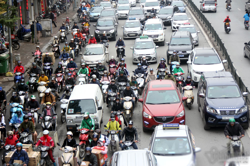 Đường Hà Nội tắc nghẹt xuyên trưa trong giá rét
