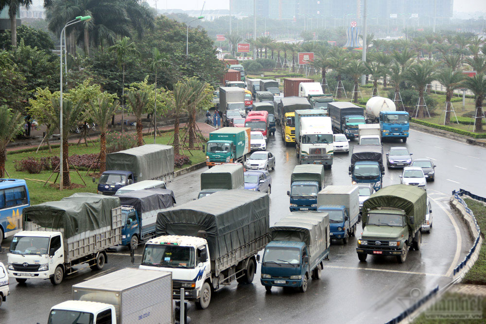 Đường Hà Nội tắc nghẹt xuyên trưa trong giá rét