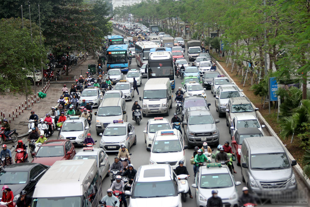 Đường Hà Nội tắc nghẹt xuyên trưa trong giá rét