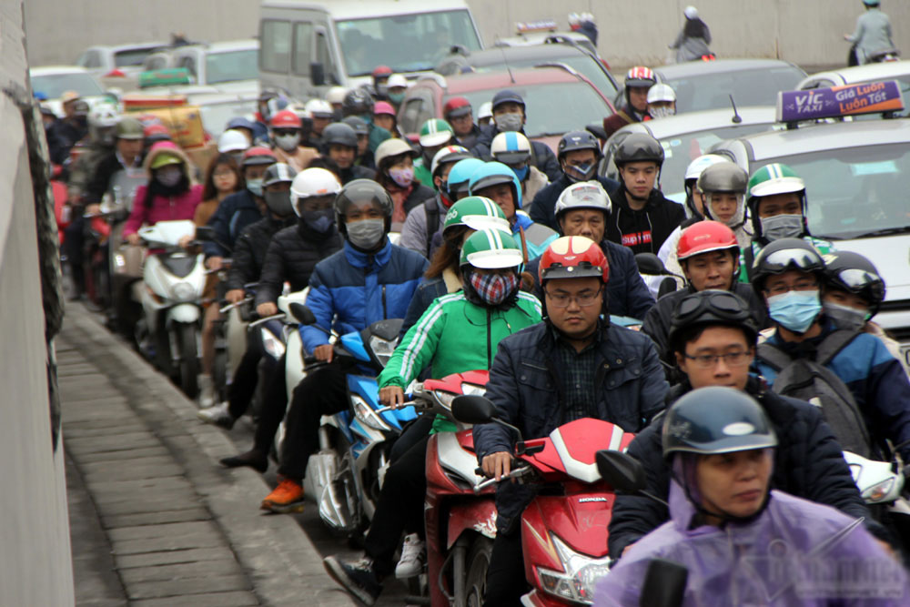 Đường Hà Nội tắc nghẹt xuyên trưa trong giá rét