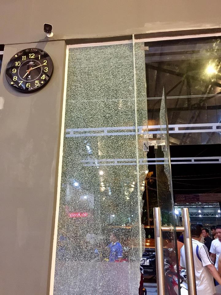 Clip: Cô gái thoát chết trong gang tấc khi xe bán tải lao thẳng vào sân phòng gym