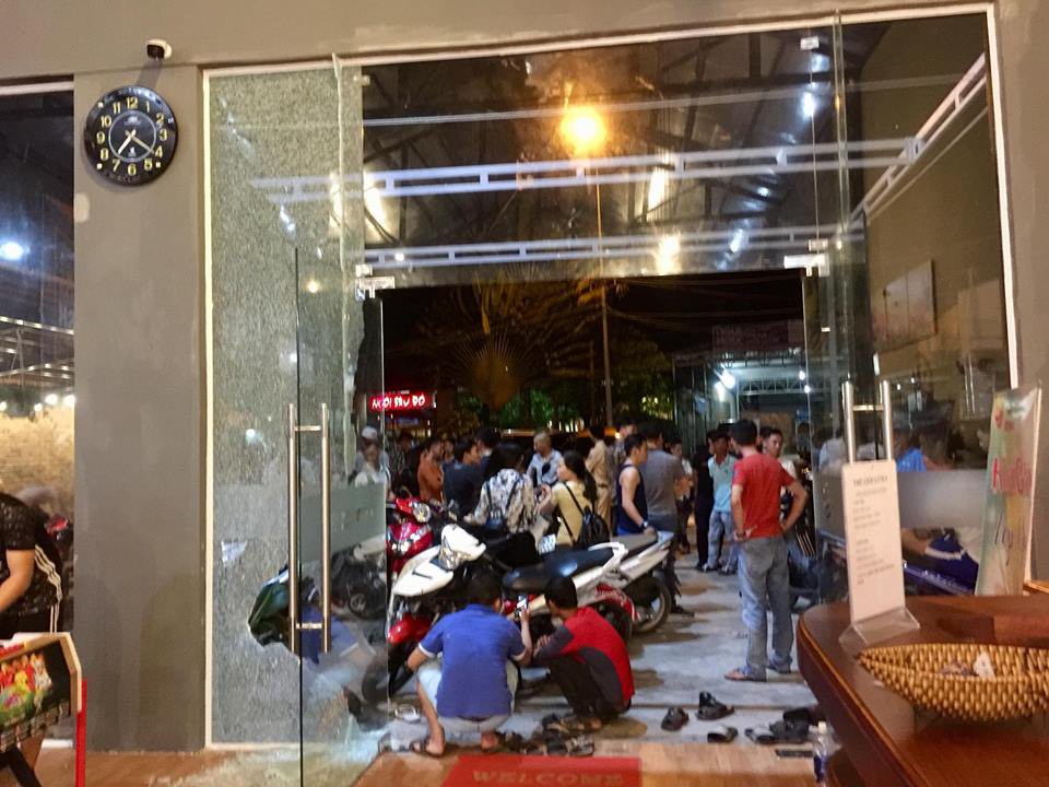 Clip: Cô gái thoát chết trong gang tấc khi xe bán tải lao thẳng vào sân phòng gym