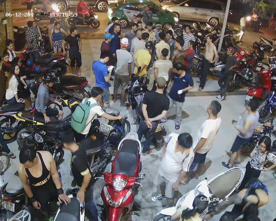 Clip: Cô gái thoát chết trong gang tấc khi xe bán tải lao thẳng vào sân phòng gym