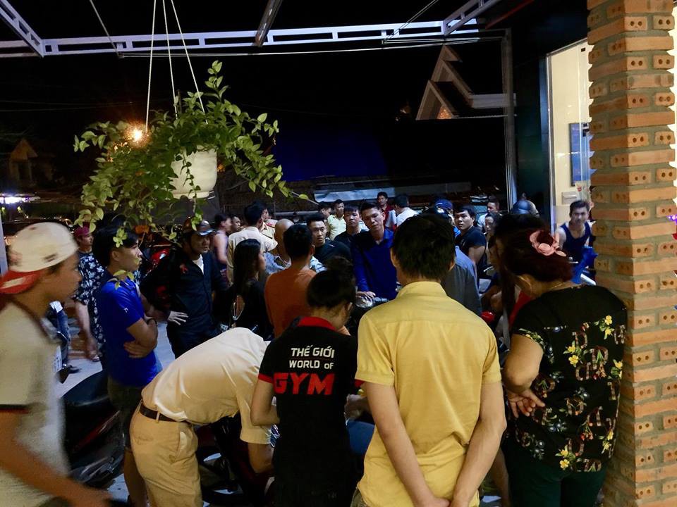 Clip: Cô gái thoát chết trong gang tấc khi xe bán tải lao thẳng vào sân phòng gym