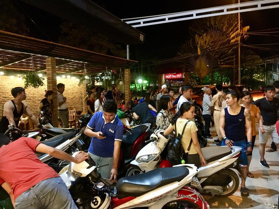 Clip: Cô gái thoát chết trong gang tấc khi xe bán tải lao thẳng vào sân phòng gym