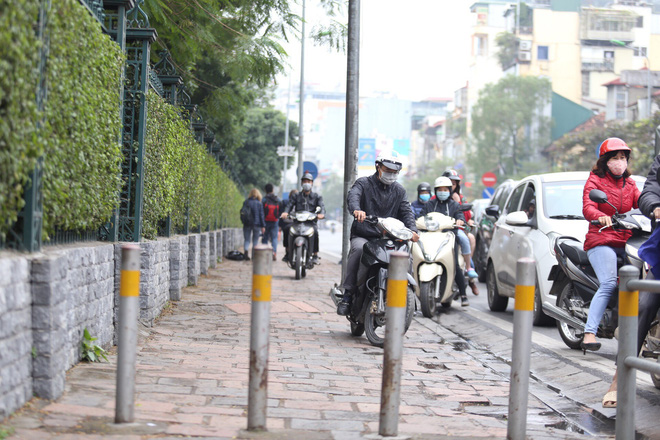 Cận cảnh barie ngăn dòng xe máy tràn lên vỉa hè ở một số tuyến phố Hà Nội