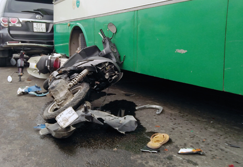 Ôtô buýt cuốn 6 xe máy vào gầm khi đổ dốc cầu ở TP HCM