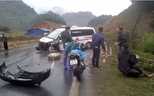 Xe cứu thương đâm vào lan can đường, 3 người bị thương nặng