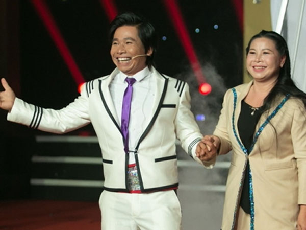 Ảo thuật gia miền Tây đoạt 200 triệu đồng nhờ xiếc phóng dao với vợ