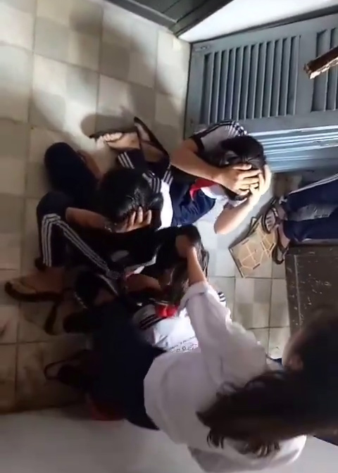 3 nữ sinh bị đánh dã man, kêu gào thảm thiết