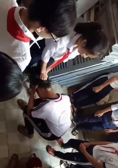 3 nữ sinh bị đánh dã man, kêu gào thảm thiết 3 nữ sinh bị đánh dã man, kêu gào thảm thiết