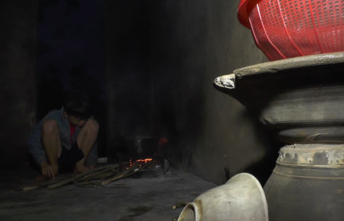 Khó tin bé trai 9 tuổi một mình sống hơn 700 đêm cô quạnh giữa mộ bia