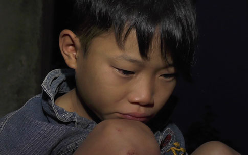 Khó tin bé trai 9 tuổi một mình sống hơn 700 đêm cô quạnh giữa mộ bia