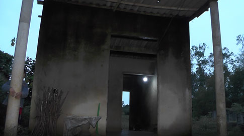 Khó tin bé trai 9 tuổi một mình sống hơn 700 đêm cô quạnh giữa mộ bia