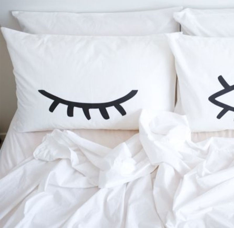 Hơn 4 năm liền không giặt gối, người phụ nữ đi khám và phát hiện hơn 100 con rận trong mi mắt