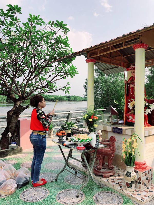 Lê Giang đi chùa tìm sự bình yên sau phát ngôn gây xôn xao về chồng cũ