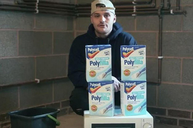 Thánh nghịch dại suýt chết vì trét xi măng lên đầu rồi chui vào lò vi sóng