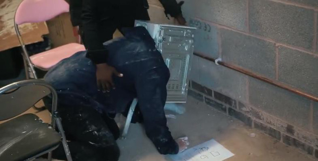 Thánh nghịch dại suýt chết vì trét xi măng lên đầu rồi chui vào lò vi sóng