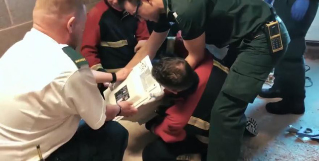 Thánh nghịch dại suýt chết vì trét xi măng lên đầu rồi chui vào lò vi sóng