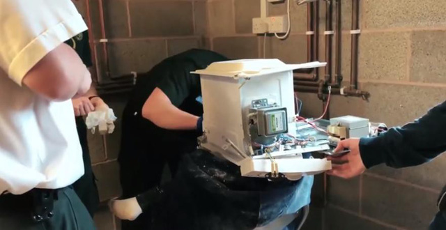 Thánh nghịch dại suýt chết vì trét xi măng lên đầu rồi chui vào lò vi sóng