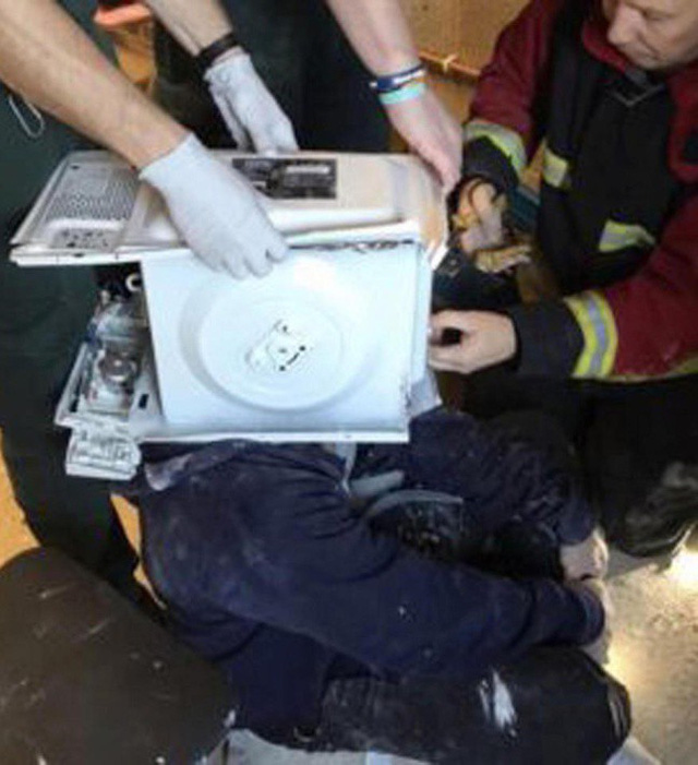 Thánh nghịch dại suýt chết vì trét xi măng lên đầu rồi chui vào lò vi sóng