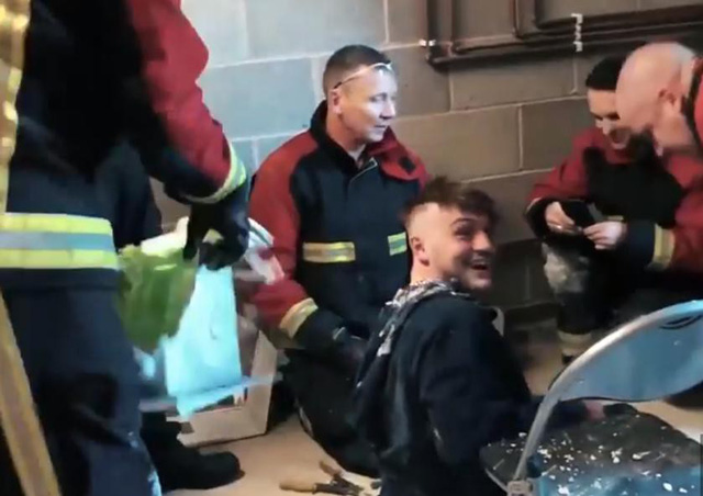 Thánh nghịch dại suýt chết vì trét xi măng lên đầu rồi chui vào lò vi sóng