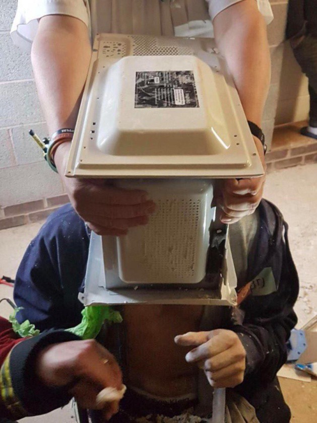 Thánh nghịch dại suýt chết vì trét xi măng lên đầu rồi chui vào lò vi sóng