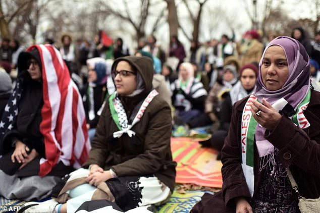 Người Hồi giáo đổ về Nhà Trắng phản đối ông Trump sau quyết định chấn động