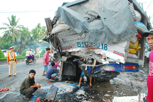 Xe giường nằm tông đuôi xe tải, 13 người thương vong