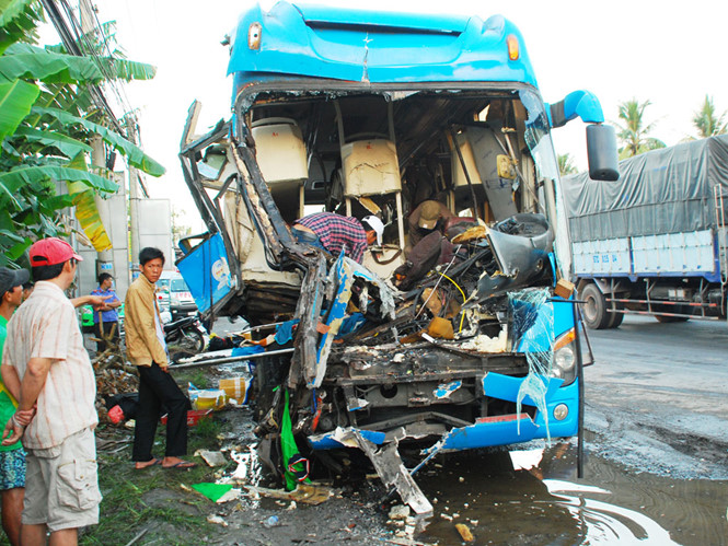 Xe giường nằm tông đuôi xe tải, 13 người thương vong