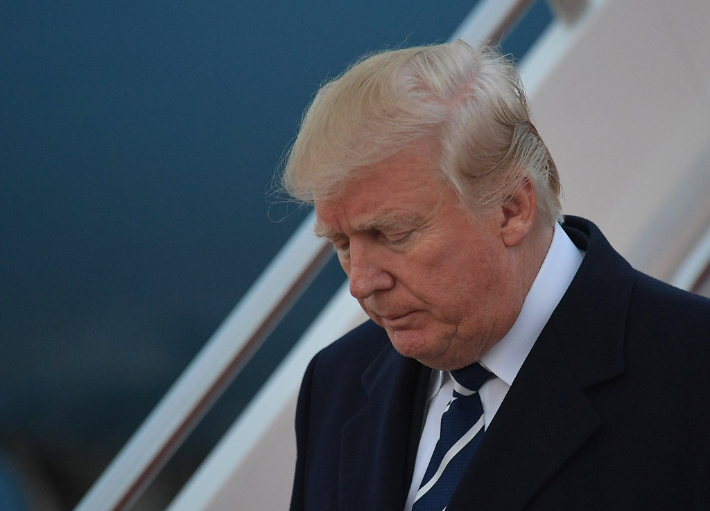 Đội hình biện hộ cho Tổng thống Trump rối loạn