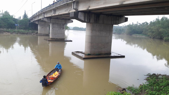 Bỏ lại xe đạp trên cầu, một học sinh lớp 11 nhảy sông tự tử