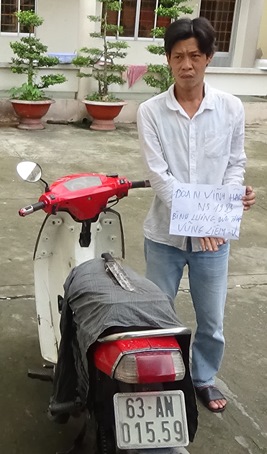 Bắt đối tượng trốn cai nghiện mang hung khí và áo nghi dính máu