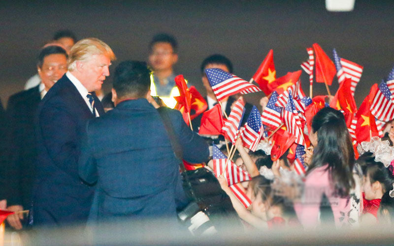 Cậu bé 11 tuổi bất ngờ được Tổng thống Donald Trump tặng hoa