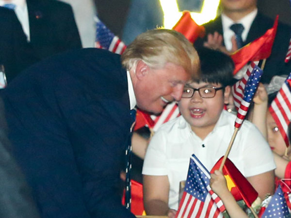 Cậu bé 11 tuổi bất ngờ được Tổng thống Donald Trump tặng hoa