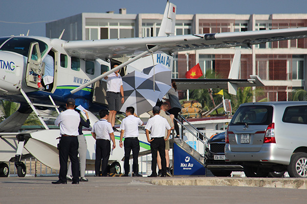 Cánh tay phải của CEO Facebook rời Vịnh Hạ Long bằng thủy phi cơ