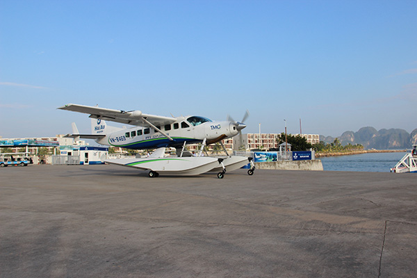 Cánh tay phải của CEO Facebook rời Vịnh Hạ Long bằng thủy phi cơ