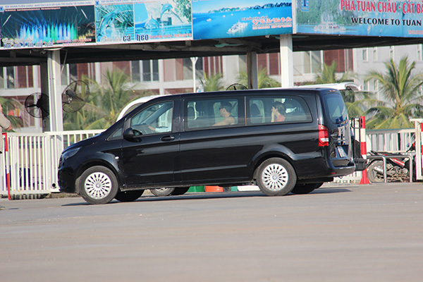 Cánh tay phải của CEO Facebook rời Vịnh Hạ Long bằng thủy phi cơ