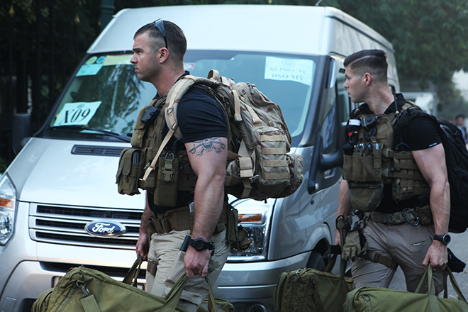 Hình ảnh đội cận vệ cùng vũ khí bí mật hộ tống TT Trump trên phố Hà Nội