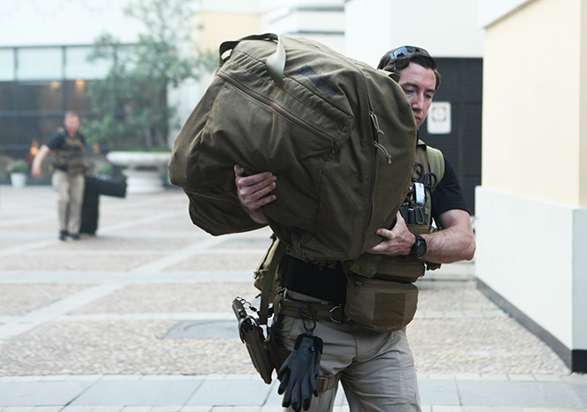 Hình ảnh đội cận vệ cùng vũ khí bí mật hộ tống TT Trump trên phố Hà Nội