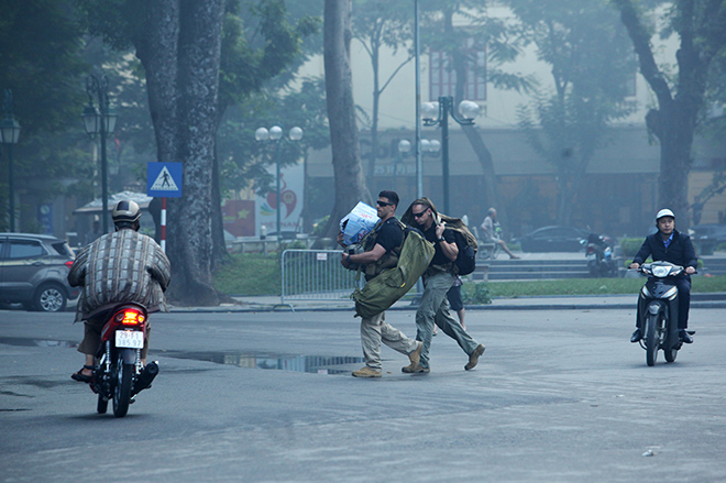 Hình ảnh đội cận vệ cùng vũ khí bí mật hộ tống TT Trump trên phố Hà Nội