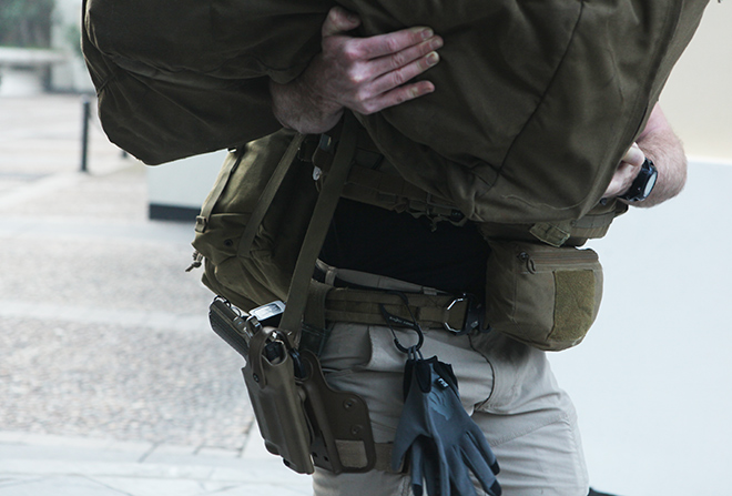 Hình ảnh đội cận vệ cùng vũ khí bí mật hộ tống TT Trump trên phố Hà Nội