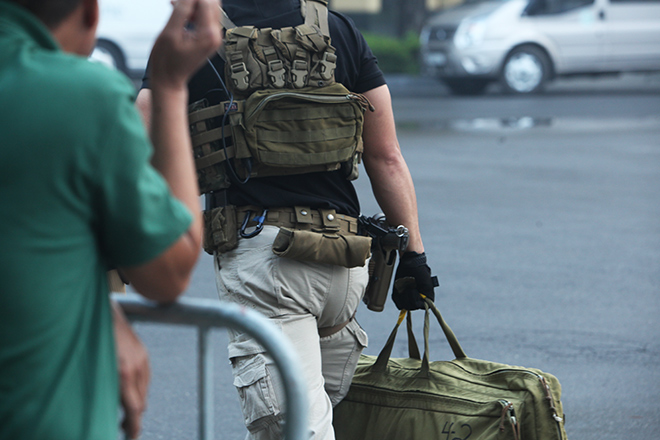 Hình ảnh đội cận vệ cùng vũ khí bí mật hộ tống TT Trump trên phố Hà Nội