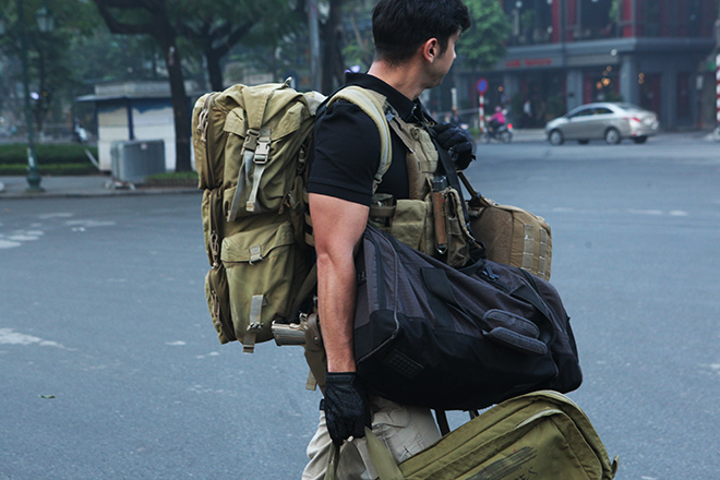 Hình ảnh đội cận vệ cùng vũ khí bí mật hộ tống TT Trump trên phố Hà Nội