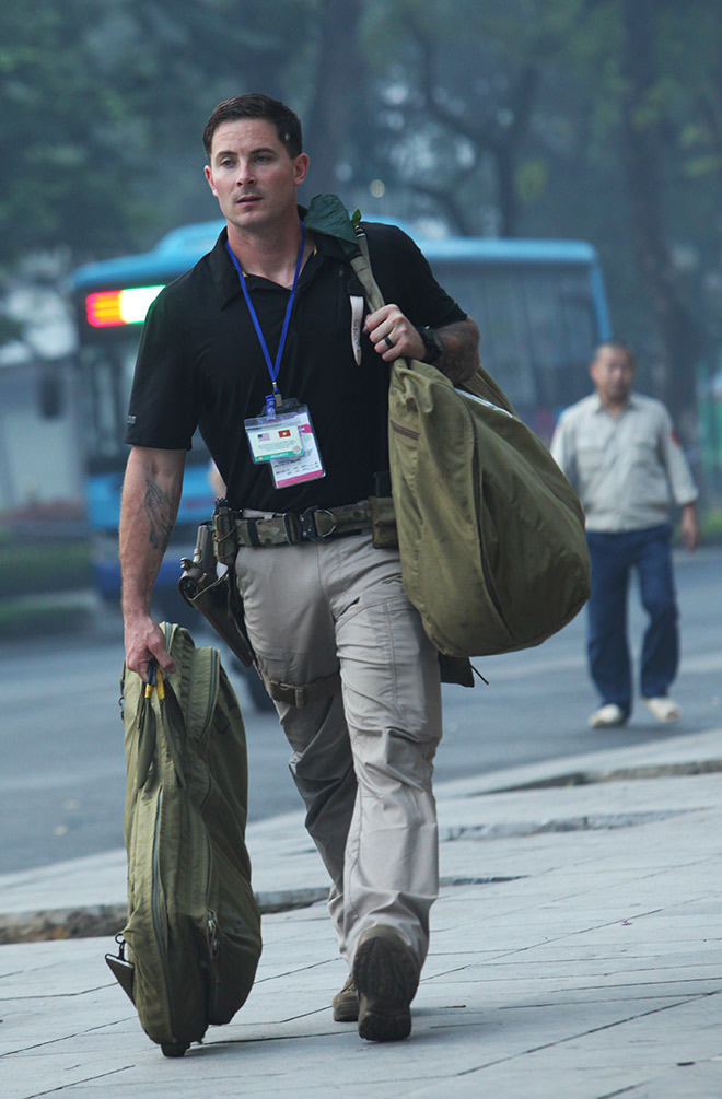 Hình ảnh đội cận vệ cùng vũ khí bí mật hộ tống TT Trump trên phố Hà Nội